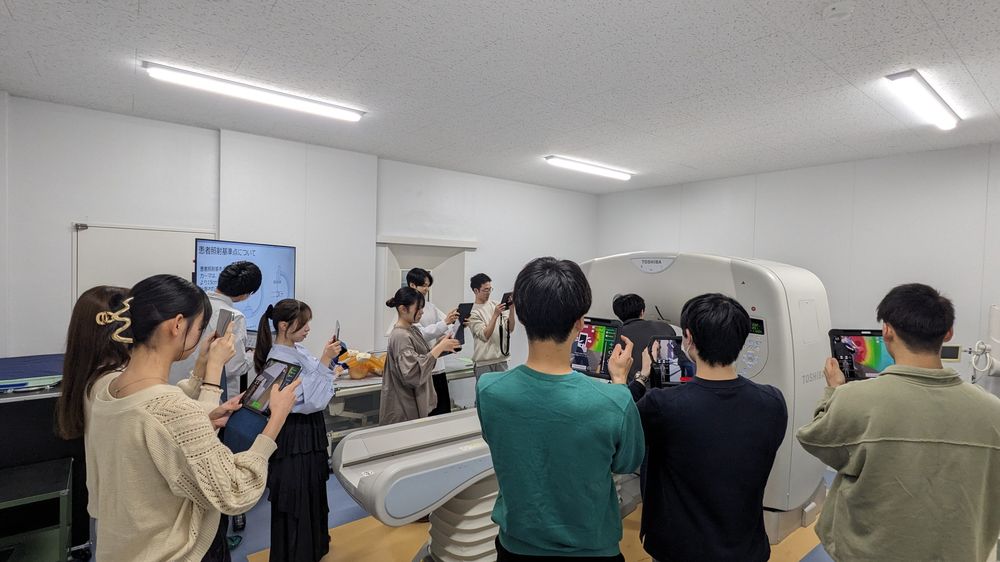 タブレットを用いたAR実習のようす