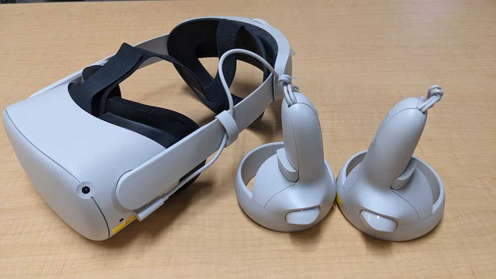 訓練で使用しているVRヘッドセットとコントローラ